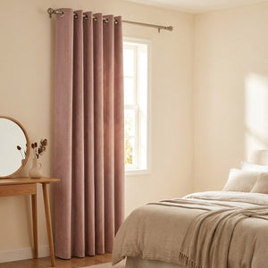 Rideau chenille rose poudré à chevrons dans une chambre cosy