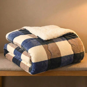 Couverture polaire motif tartan pliée montrant l'envers sherpa
