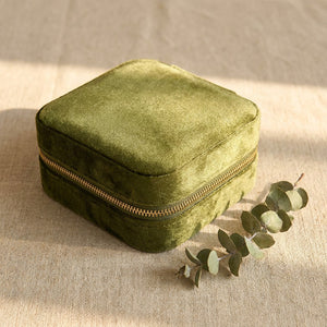 Boîte à bijoux en velours vert militaire avec fermeture éclair dorée