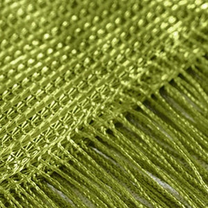 Rideau de fils vert olive gros plan sur les fils soyeux