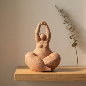 Statuette femme yoga 16cm en résine sableuse bras levés sur étagère chêne