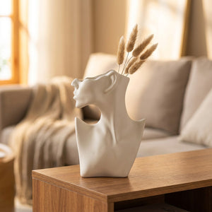 Vase visage de profil en céramique blanche avec des pampas séchées