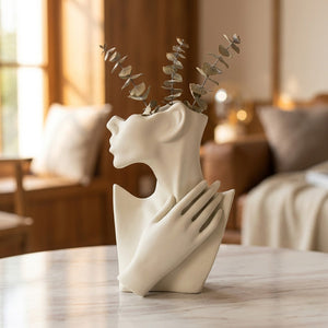 Vase visage et main en céramique blanche avec de l'eucalyptus