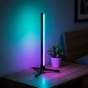 Version à poser du lampadaire LED RGB de 40 cm allumée sur une table