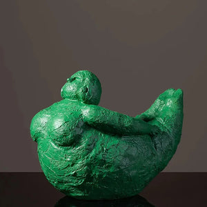 Figurine femme ronde repos verte petite sculpture yoga