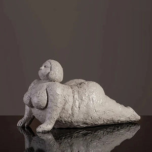 Figurine femme ronde allongée grise petite sculpture résine
