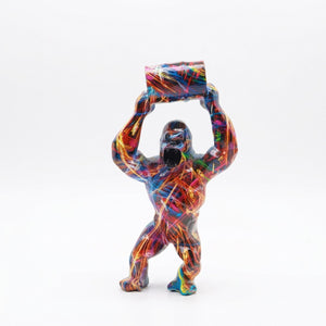Statue gorille aux éclaboussures de peinture néon