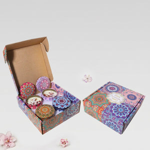 Coffret de quatre bougies parfumées bohème aux motifs violets et orangés