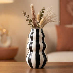 Grand vase en céramique à rayures noires aux courbes ondulées