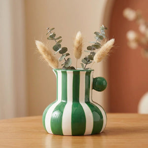 Petit vase en céramique à rayures vertes avec une bille verte sur le côté