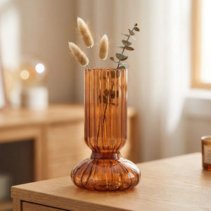 Vase en verre nervuré ambre garni de fleurs séchées
