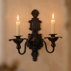 Bougeoir mural noir modèle Baroque avec bougies allumées