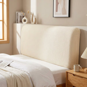 Housse de tête de lit en maille tricotée beige installée sur un lit