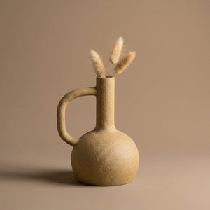 Vase en céramique beige sableux avec grande anse ronde et pampa séchée