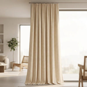 Rideau occultant velours chenille couleur beige suspendu à une fenêtre