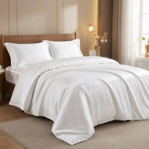 Parure de lit satin coloris blanc sur un lit avec tête de lit en bois
