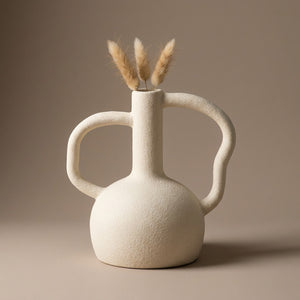 Vase en céramique blanc crème avec grande anse ronde et herbe séchée