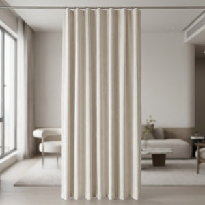 Rideau occultant velours chenille couleur blanche suspendu à une fenêtre