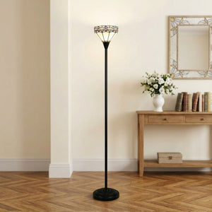Lampadaire style Tiffany abat-jour vitrail blanc dans un salon lumineux