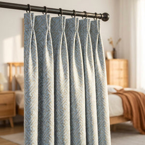 Rideau chenille bleu clair motif géométrique doré vue rapprochée