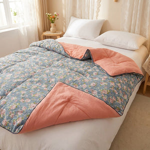 Couette légère à motif bouquet fleuri bleu et rose avec doublure corail