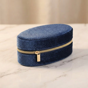 Boîte à bijoux en velours bleu marine au format ovale compact