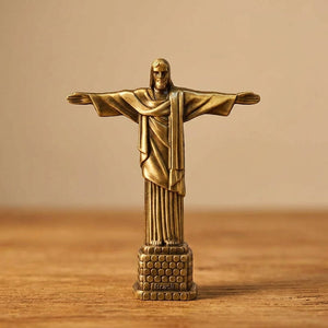 Statuette Christ Rédempteur finition bronze classique dorée sur surface bois