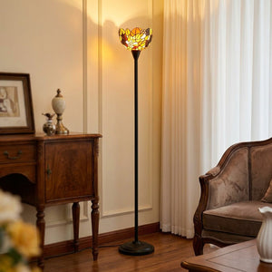 Lampadaire style Tiffany abat-jour vitrail doré ambré dans un intérieur luxueux