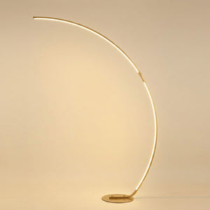 Lampadaire LED arc doré champagne sur fond crème allumé vue produit complète