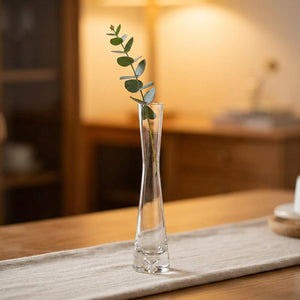 Vase soliflore en verre modèle bouche droite avec une tige d'eucalyptus