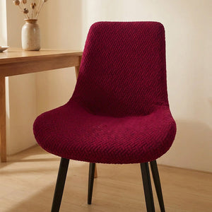Housse de chaise jacquard grenat sur une chaise dans un intérieur chaleureux