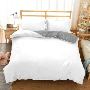 Parure de lit personnalisée face blanche verso gris sur un lit