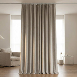 Rideau occultant velours chenille couleur grise suspendu à une fenêtre