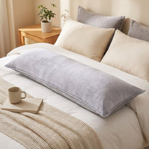 Taie d'oreiller longue couleur grise gros plan sur lit