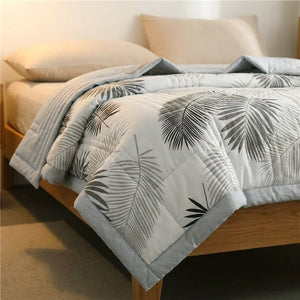 Couette d'été motif feuillage gris vue de près