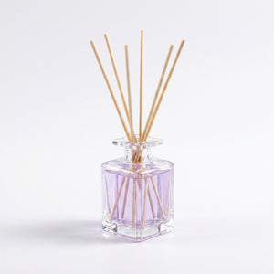 Diffuseur parfum bâtonnets rotin variante Lavande flacon carré fond blanc