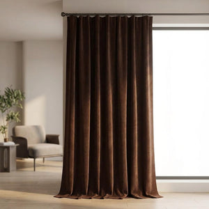 Rideau occultant velours chenille couleur marron suspendu à une fenêtre