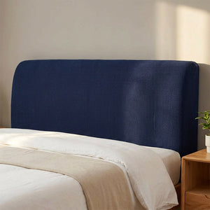 Housse de tête de lit en maille tricotée bleu marine installée sur un lit