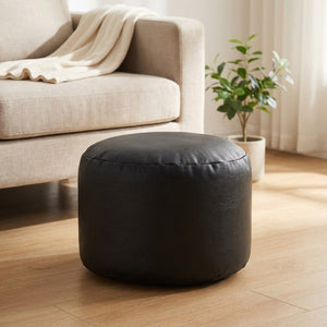 Pouf marocain rond en simili cuir noir dans un salon contemporain