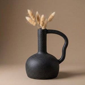 Vase en céramique noir mat avec grande anse ronde et pampa séchée