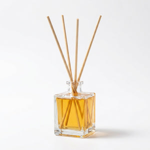 Diffuseur parfum bâtonnets rotin variante Osmanthus flacon carré fond blanc