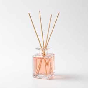 Diffuseur parfum bâtonnets rotin variante Pêche flacon carré fond blanc