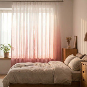 Rideau voile en tulle dégradé rose dans une chambre douce