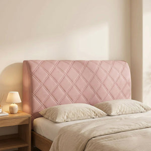 Housse de tête de lit couleur rose installée sur un lit avec lampe de chevet