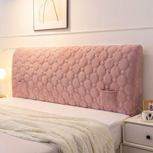 Housse de tête de lit matelassée rose dans une chambre chaleureuse