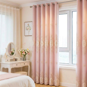 Rideau occultant coloris rose brodé de fleurs en relief