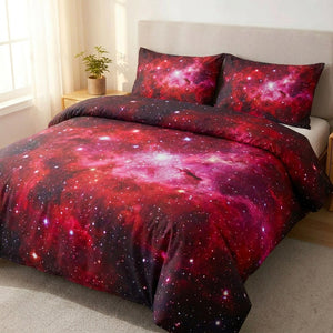 Parure de lit galaxie rouge nébuleuse sur un lit dans une chambre