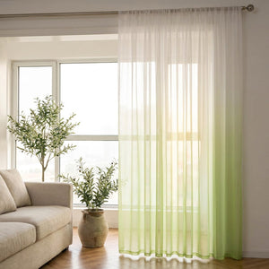 Rideau voile en tulle dégradé vert dans un salon lumineux