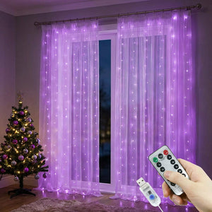 Rideau lumineux LED violet suspendu près d'un sapin de Noël décoré