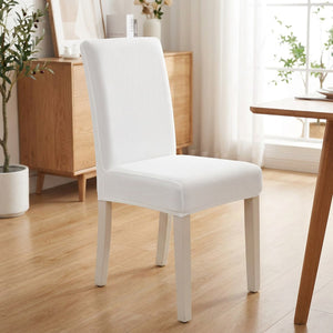 Housse de chaise blanche extensible sur une chaise
